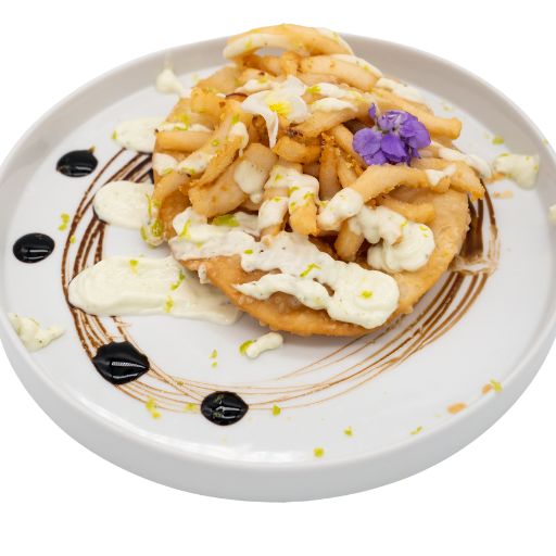 Imagen de lionza en plaza de las flores, en ella se aprecia un plato de calamares con flores lilas.